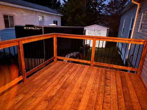 Deck railing with wood and black balusters